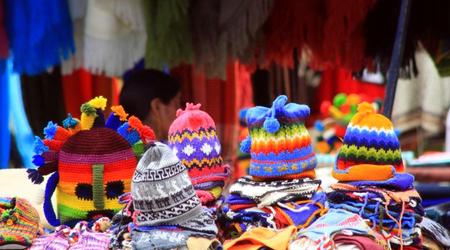 Kolorowy targ w Otavalo – Quito, Ekwador