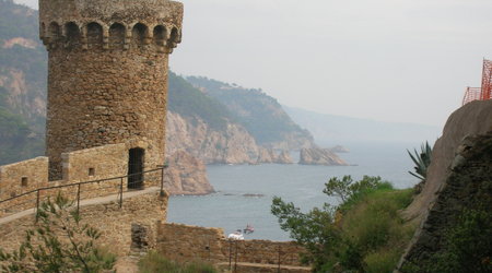 fragment wybrzeża w miejscowości Tossa de Mar – Hiszpania