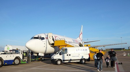 Cardiff B737-300 bmibaby na lotnisku – Wielka Brytania