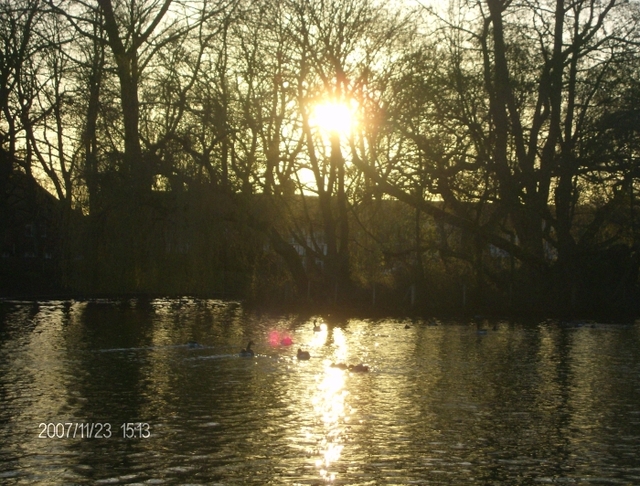 Zachód nad jeziorem w Hanley Park