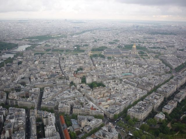 Widok z wieży Eifla w stronę Pałacu Inwalidów