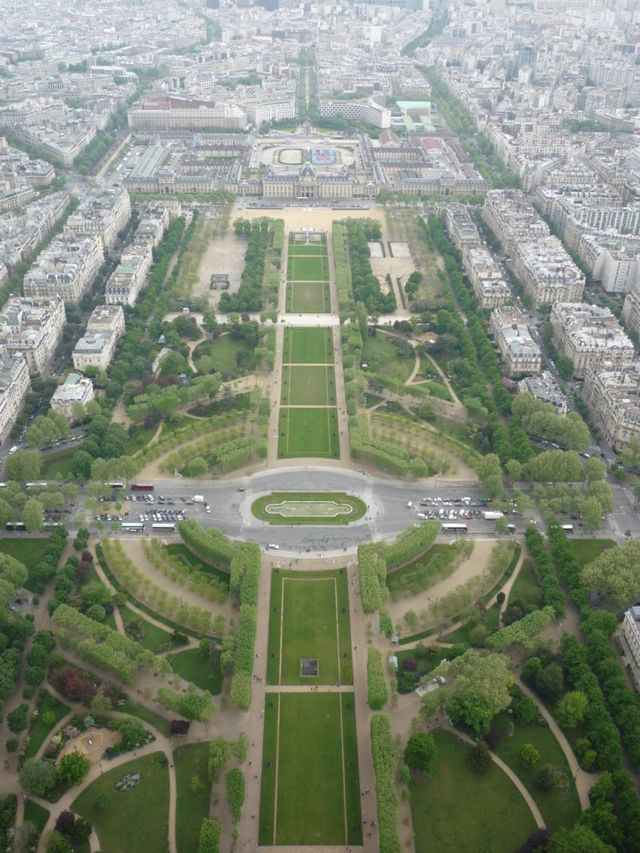 Widok z wieży Eifla na Pola Marsowe