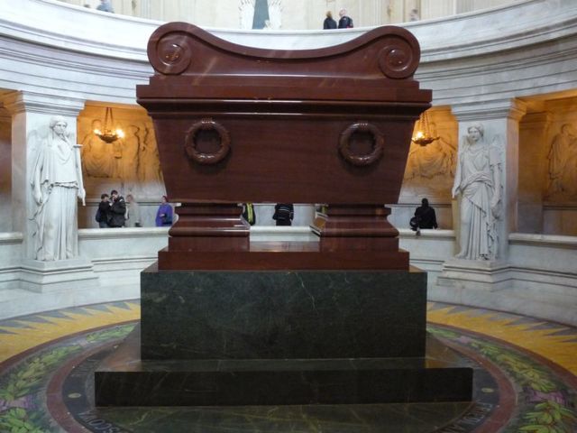 Pałac Inwalidów - sarkofag z Napoleonem