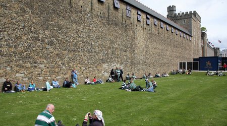 Niebiesko i zielono pod murami zamku – Cardiff, Wielka Brytania