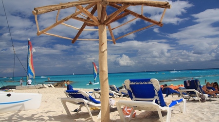 przy-hotelowy parasol i leżaki / Playa del Carmen – Puerto Morelos, Meksyk