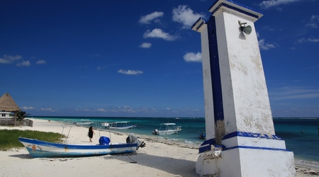stara latarnia morska w Puerto Morelos – Meksyk