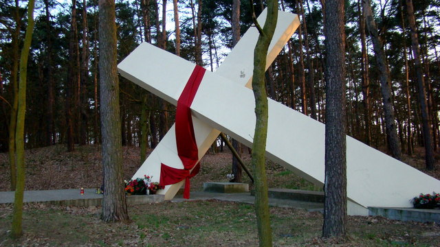 Pomnik ks.J.Popiełuszki k.Torunia