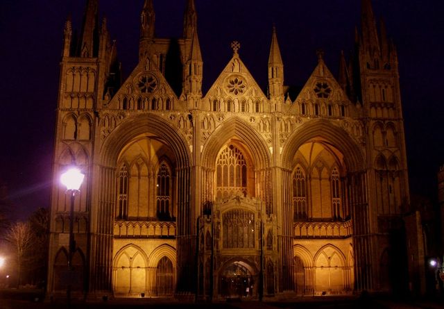 Peterborough Katedra nocą