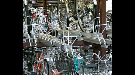 Piętrowy parking rowerowy w Kioto – Tokio, Japonia