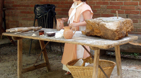 dziewczynka ugniata ciasto – Turyn, Włochy