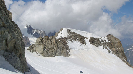 samotny namiot na śniegu – Mont blanc, Włochy