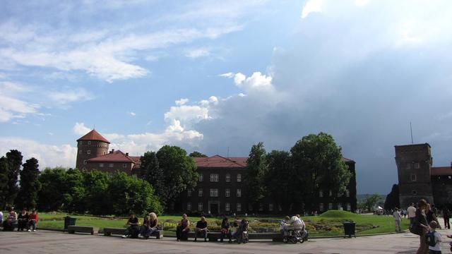 Wawel z frontem atmosferycznym w tle