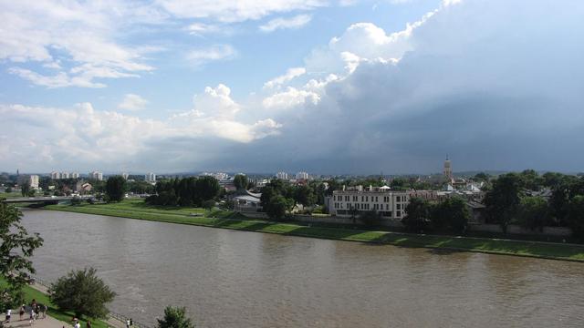 Cumulusy nad zakolem, widok z Wawelu