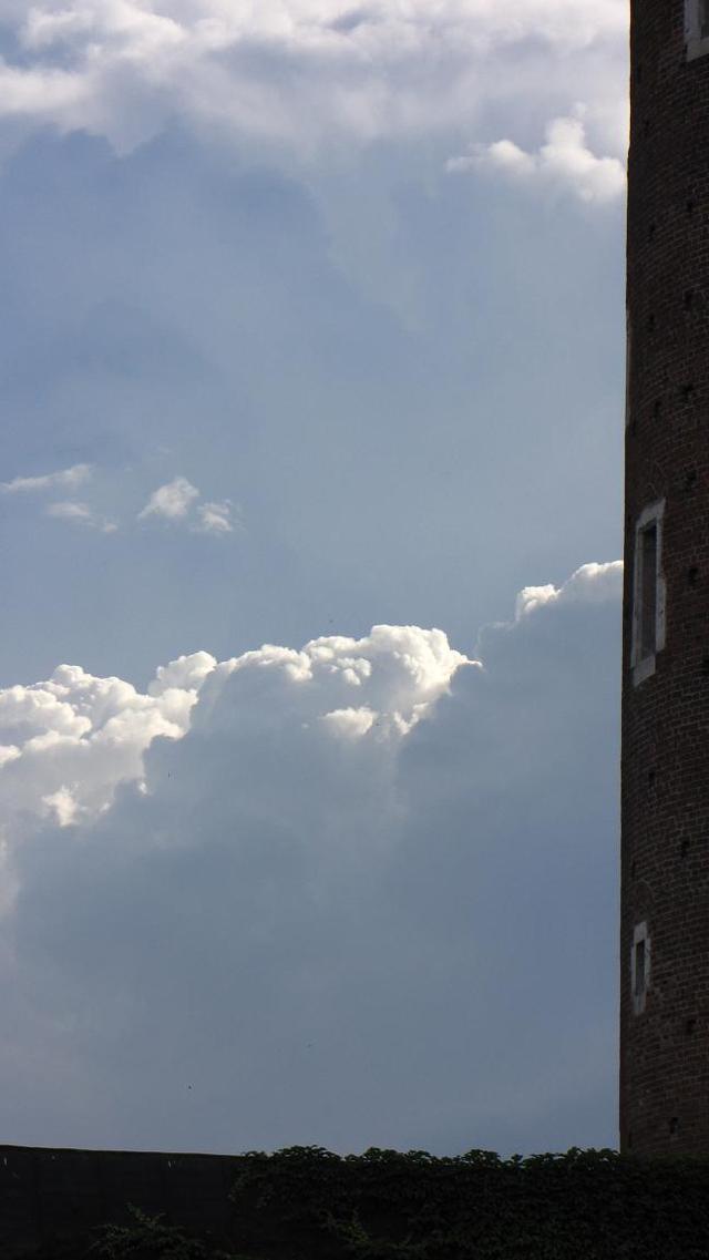 Cumulusy w oddali, Wawel