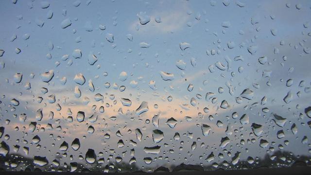 Widok z okna w deszczu