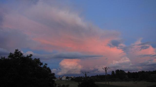 Widok z mojego okna na czerwonawe cumulusy i stratusy