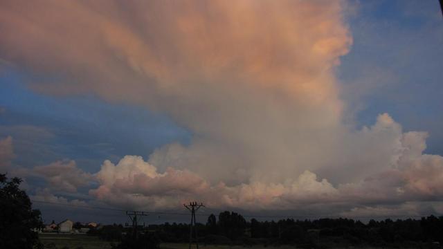 W takich chwilach cieszę się, że jestem wieśniakiem i żaden wieżowiec mi nie zasłania tego widoku;)