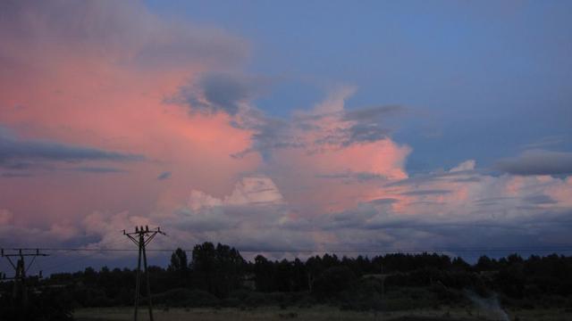 Czerwonawe niebo, widok z mojego podwórka