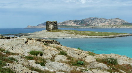 Torre della pelosa da capo falcone  sullo sfondo le isole piana ed asinara – Sardynia, Włochy