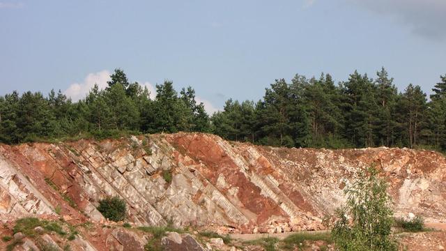 Zdjęcie edukacyjne - upad warstw skalnych