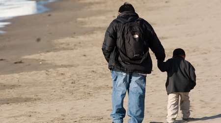 Spacer na plaży Pacifiku – poszukiwanie SAND DOLLAR w piasku – San Francisco, Stany Zjednoczone Ameryki