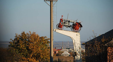 Gagauzja - zabytkowy traktor – Komrat, Mołdawia