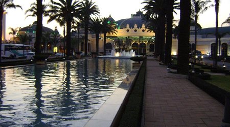 Emprerors Palace Johannesburg, Republika Południowej Afryki w nocy http://africangamesafari.com/pl.html
