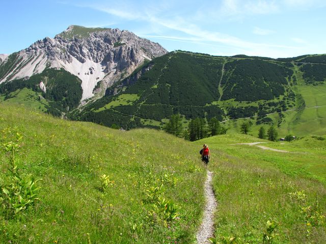 Sciezka gdzies w Alpach