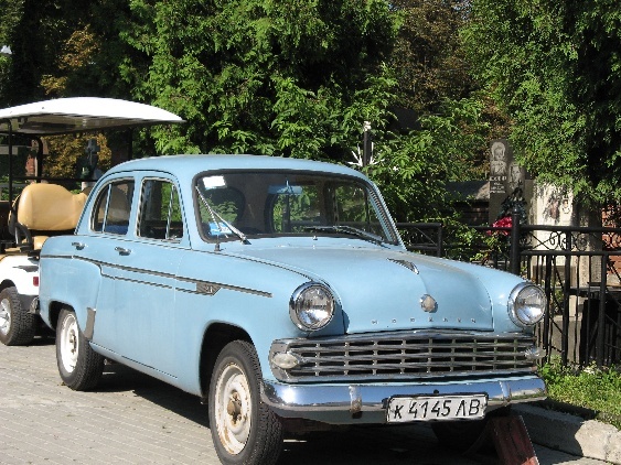 Moskwicz na cmentarzu