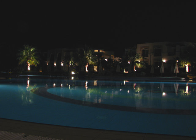 Egipt Sharm El Sheikh - Hotel Shores Aloha - basen wieczorową porą