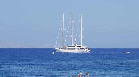 Agia Pelagia Kreta zatoka widok na jacht – Grecja