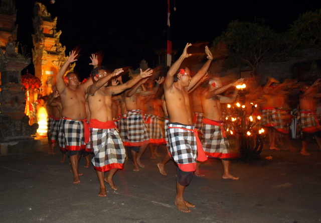 taniec transowy kecak
