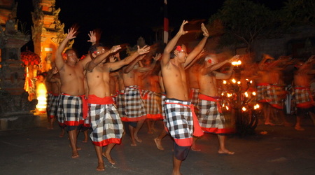 taniec transowy kecak – Bali, Indonezja