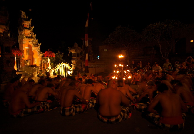 taniec transowy kecak