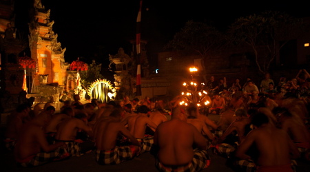 taniec transowy kecak – Bali, Indonezja