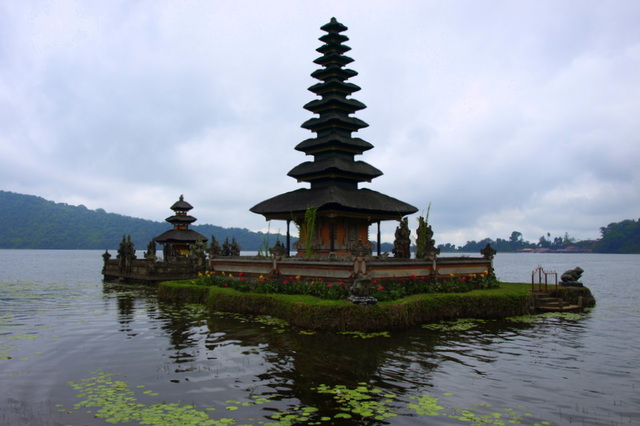 A to Pura Ulun Danu Bratan