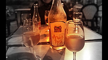wino Jura na rynku w Arbois – Francja