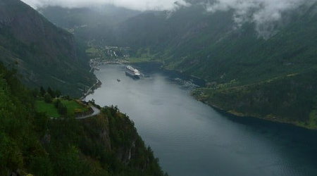 Widok na Geiranger z Drogi Orłów – Norwegia