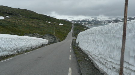 Zalegający śnieg przy drodze – Sogndal, Norwegia