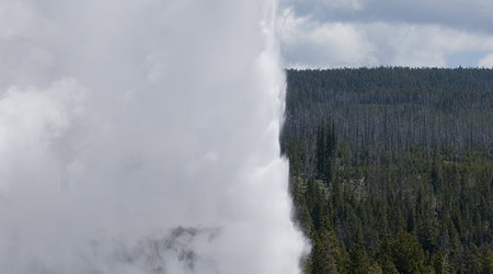 Gejzer Old Faithful w pełnej krasie – Park Narodowy Yellowstone, Stany Zjednoczone Ameryki