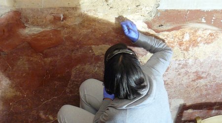 Knossos, konserwatorka przy pracy – Grecja