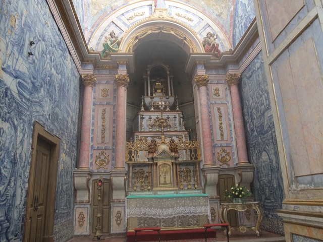 Tavira - wnętrze kościoła Santiago, po bokach charakterystyczne azulejos