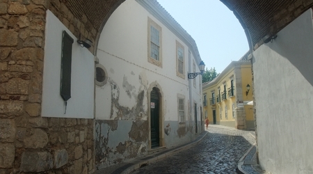 Uliczka w Faro – Portugalia