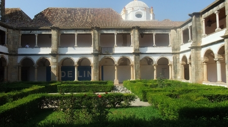 Dziedziniec zamku w Faro – Portugalia