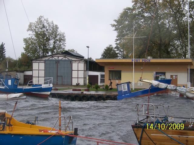 Puck,port rybacki w czasie sztormu.