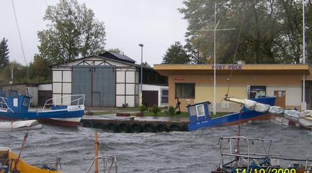 Puck,port rybacki w czasie sztormu. – Polska