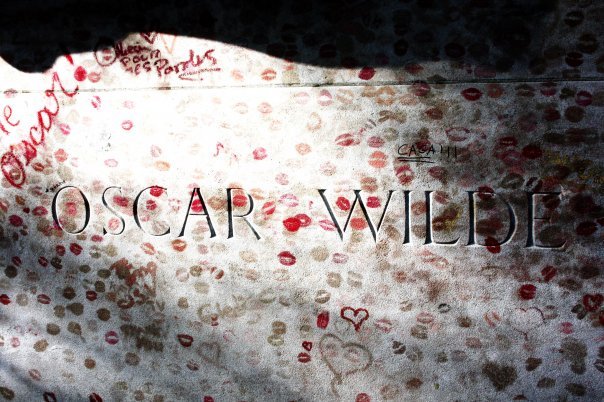 Paryż - Pere Lachaise, grób Oscara Wilde'a