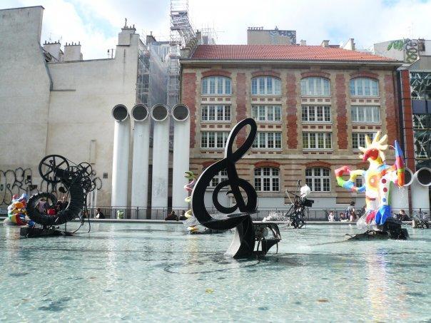 Paryż - fontanna przed Centrum Pompidou