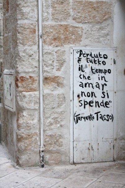 Polignano al Mare, Puglia - poezja na ścianach domów