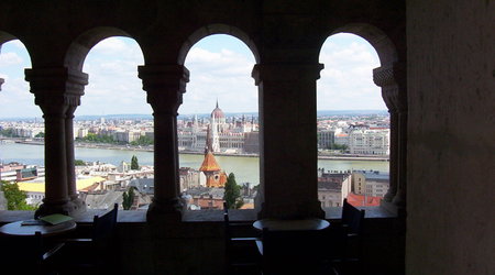Przez oko kawiarni widoczek na Parlament. – Budapeszt, Węgry